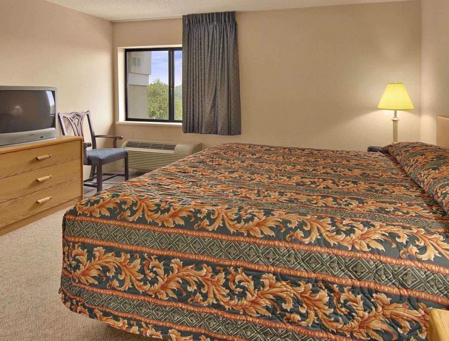 Baymont By Wyndham Corydon Hotel Room photo